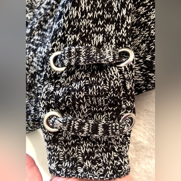 GUESS Two-Toned Cotton Knit Sweater- Sz- S - Picture 8 of 10